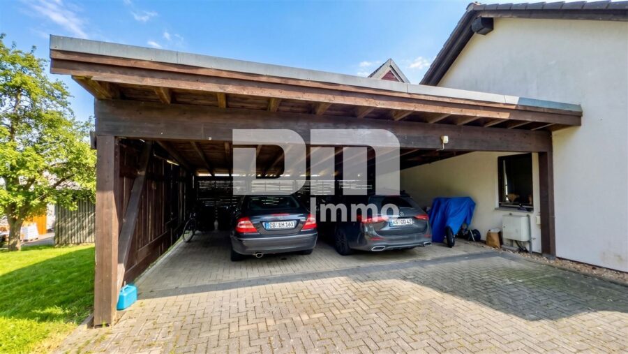 Großzügiges Mehrgenerationenhaus mit variabler Nutzung in begehrter Randlage inkl. 3er Carport - 3x Carport